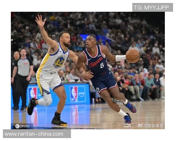 快船与勇士激战正酣NBA赛场巅峰对决引发球迷热潮 快船与勇士激战正酣NBA赛场巅峰对决引发球迷热潮